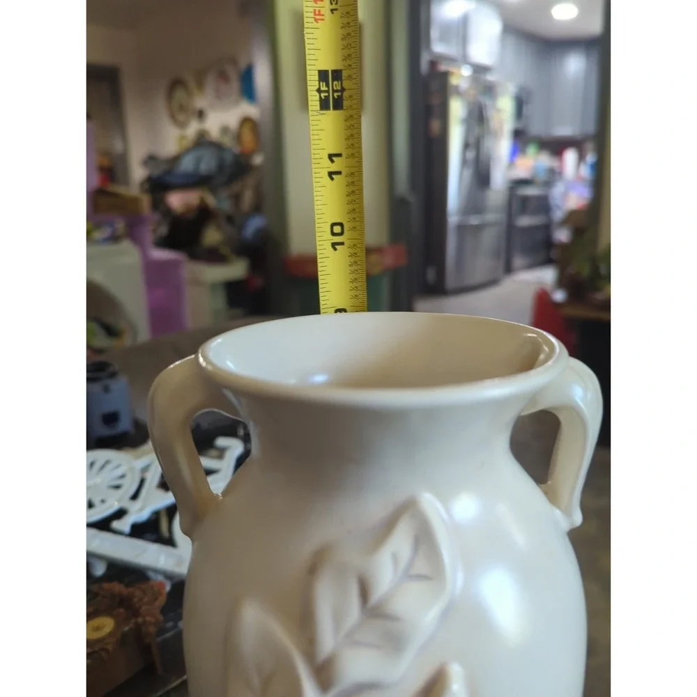 Vintage Red Wing Art Deco Ivory 3D Me Magnolia Flower Pottery Vase